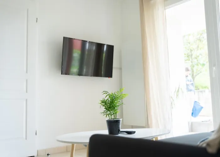 Appartement De Florigny Avec Parking Souterrain Et Terrasse *